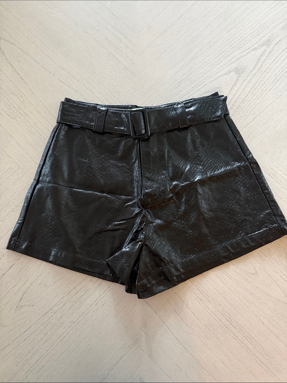 NWT PrettyLittleThing Black Faux Leather Belted Shorts - Size 4 [PH1123]